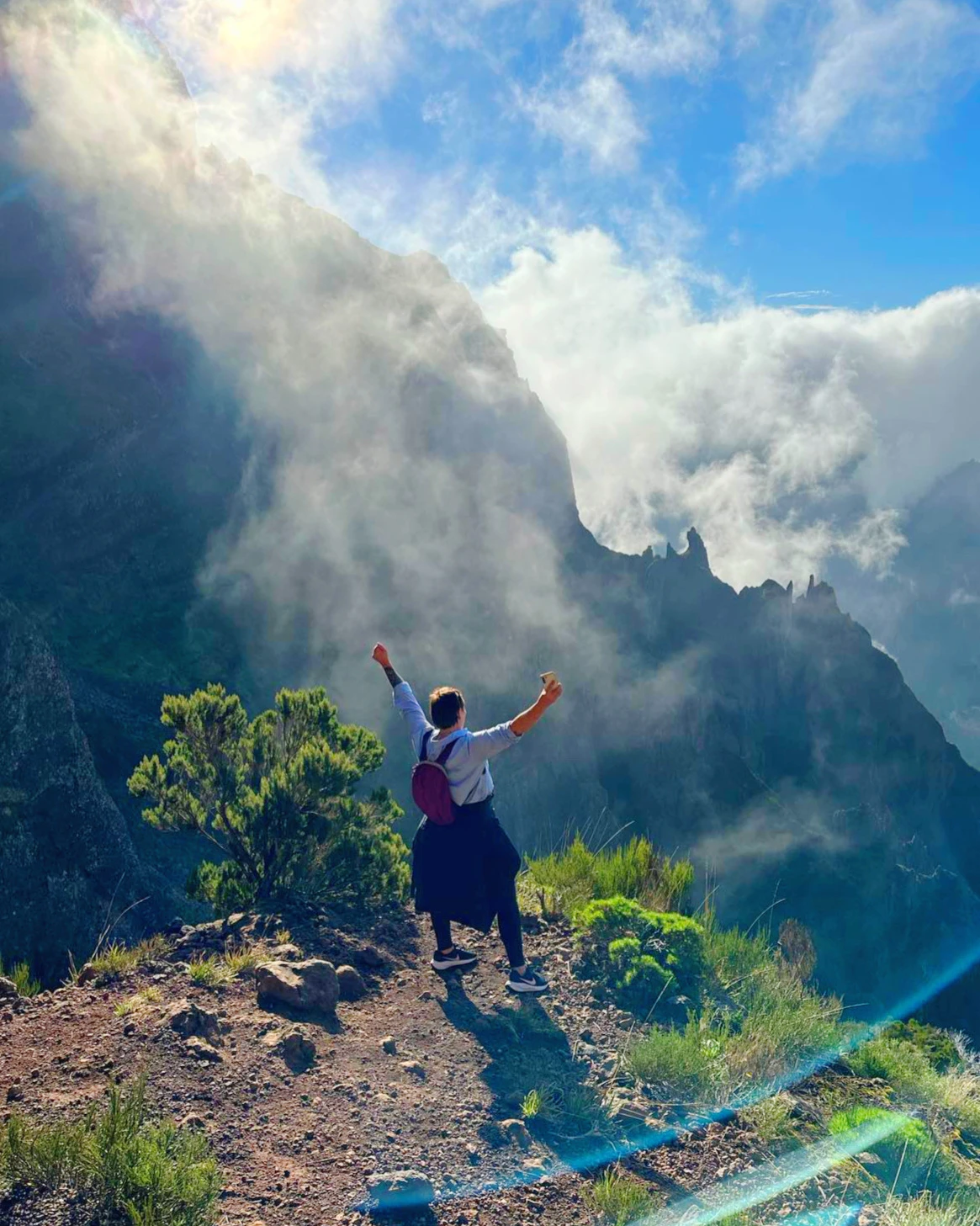 Aleksandra Drūteikaitė kalnuose su pakeltomis rankomis - laisvė ir pergalė